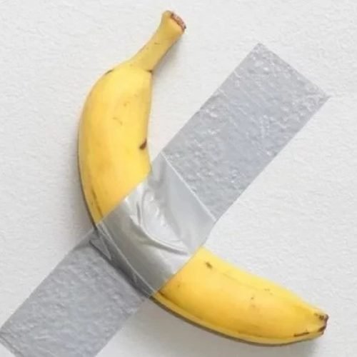 Homem come banana avaliada em US$ 6 milhões exposta em museu