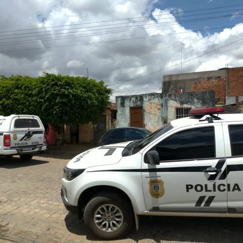 Homem é preso suspeito de agredir esposa e mantê-la, com o filho, em cárcere privado em sítio de Taperoá