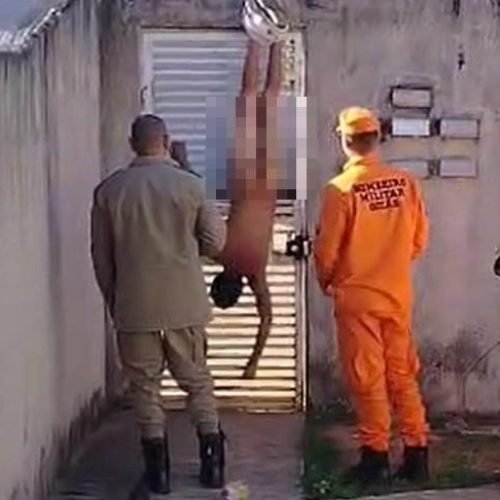 Homem tenta invadir casa da ex e acaba nu e pendurado em muro