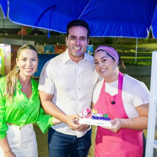 Lucas Ribeiro entrega troféu ‘Caso de Sucesso’ do Empreender a confeiteira que viralizou vendendo bolos no São João de Campina