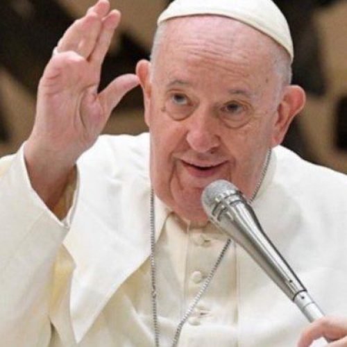 Médicos pensaram em parar tratamento de Papa Francisco e deixá-lo morrer durante momento crítico na internação