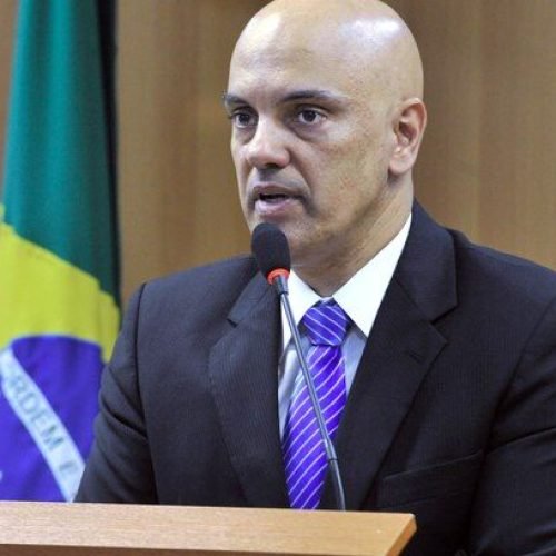 Moraes intima advogados e alerta sobre risco de prisão de Bolsonaro por descumprimento de medida cautelar