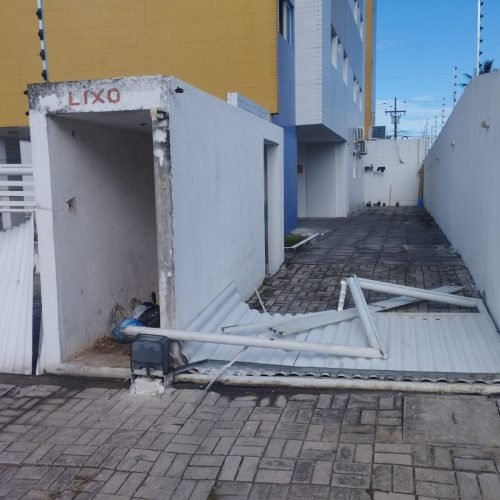 Motoboys derrubam portão de condomínio em João Pessoa em protesto após entregador denunciar ataque de morador