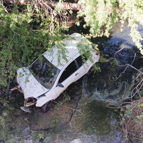 Motorista perde controle e carro cai de ponte na BR-230 em Cajazeiras