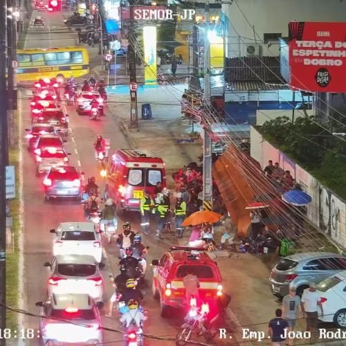 Motos se chocam na principal dos Bancários, derrubam parada de ônibus e deixam vários feridos