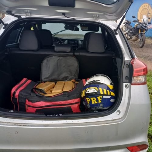 PRF apreende carro roubado com 30 kg de droga após perseguição no interior da Paraíba; dois suspeitos são presos