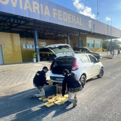 PRF intercepta veículo suspeito e descobre 20kg de cocaína no porta-malas