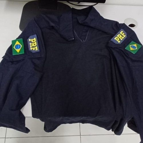 PRF prende mulher por porte ilegal de arma e descobre uniforme e equipamento falso da instituição
