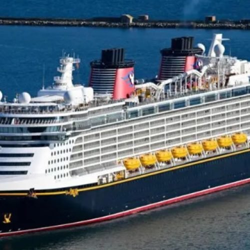 Pai pula de navio da Disney para salvar filha de 4 anos que caiu no mar