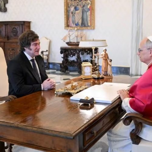 Papa Leão XIV recebe Milei no Vaticano e ressalta luta contra a pobreza