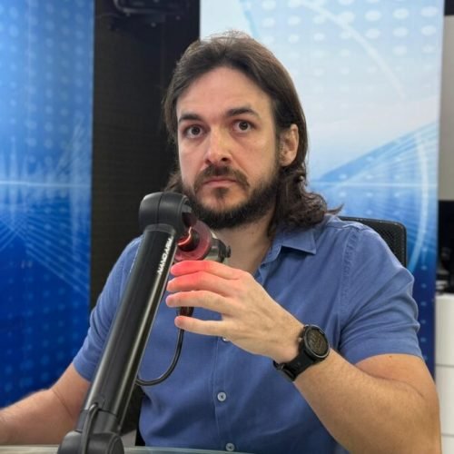 Pedro diz que governo de João Azevêdo massacra policiais e deixa escolas sem professores: “uma falta absurda”