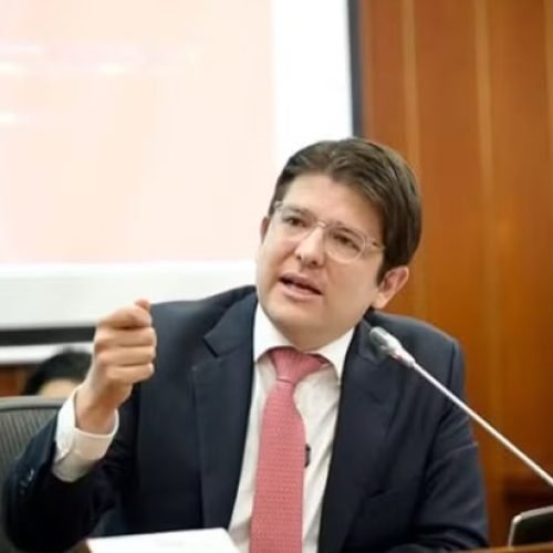 Pré-candidato à presidência da Colômbia baleado supera 1ª cirurgia