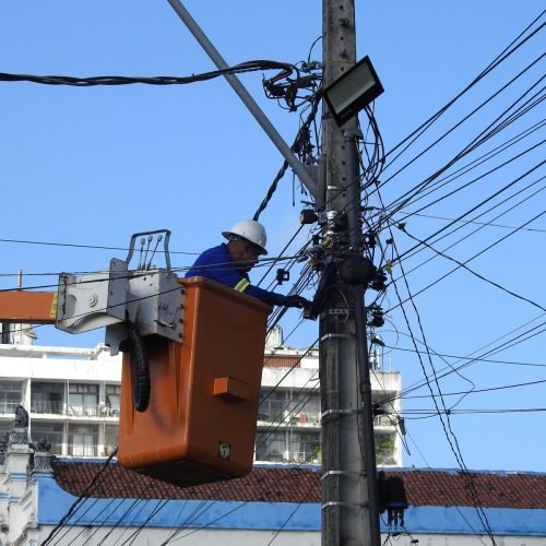 Prefeitura de João Pessoa inicia retirada de fios clandestinos na General Osório e ação deve abranger todo Centro Histórico