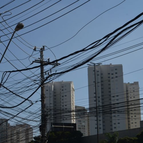 Prefeitura inicia operação de retirada de fios e cabos elétricos clandestinos ou em desuso nos postes do Centro de João Pessoa