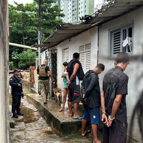 Três suspeitos são presos e drogas, armas e munições são apreendidas durante operação nos bairros Miramar e São José