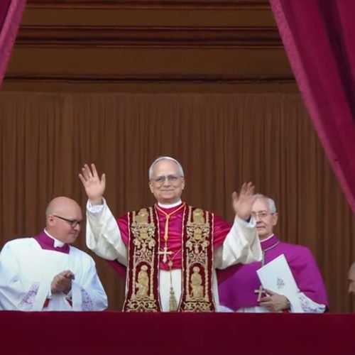 Vaticano divulga assinatura e brasão do novo papa; veja o significado