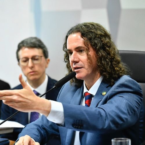 Veneziano solicita que AGU, CGU e Polícia Federal detalhem no Senado a atuação do governo no caso do INSS