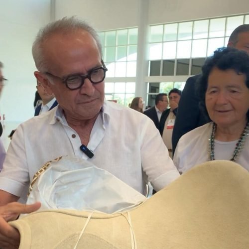 Vereador de João Pessoa dá presente inusitado a Cícero Lucena e justifica: “andar de cavalo selado”