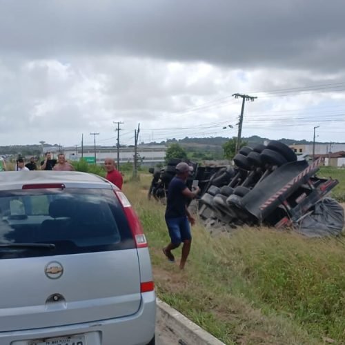caminhão com cimento tomba na BR-101 e deixa trânsito lento entre Recife e João Pessoa