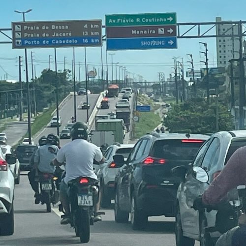 caminhão ‘trava’ trânsito na BR-230, que tem engarrafamento de 6km em João Pessoa