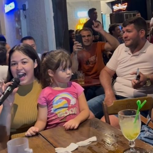 cantora da Paraíba impressiona e viraliza ao interpretar música enquanto jantava com a família em restaurante