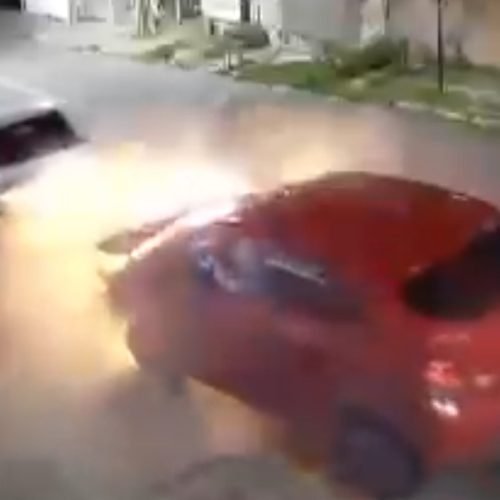 carro pega fogo após colisão em Cruz das Armas
