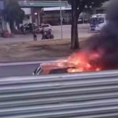 carro pega fogo na principal de Cruz das Armas