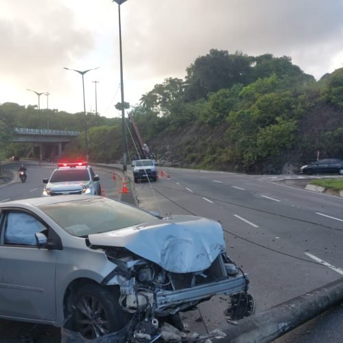 colisão na Avenida Pedro II interdita parcialmente via em João Pessoa