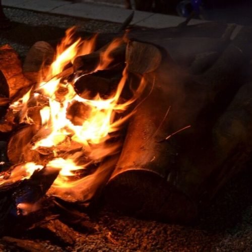fogos de artifício com estampido e fogueiras são permitidos?