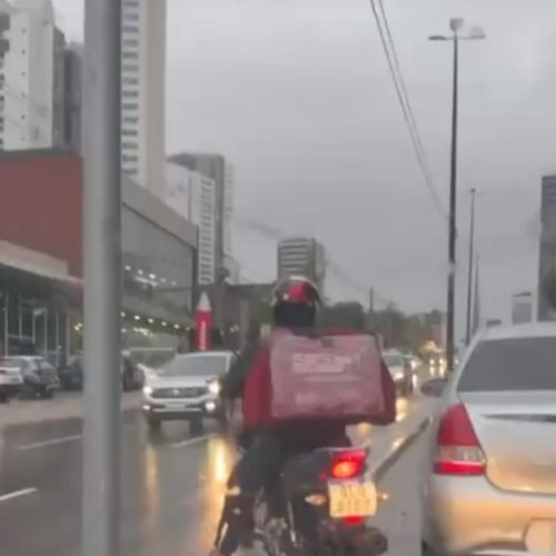 motociclistas em João Pessoa desafiam leis de trânsito e invadem canteiro central na Ruy Carneiro para fazer retorno