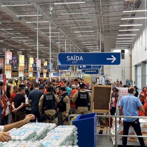 movimento nacional ocupa hipermercado na avenida Epitácio Pessoa para pedir doação de cestas básicas
