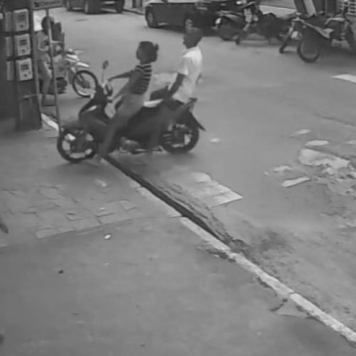 mulher perde controle de moto, quebra porta de vidro e invade clínica de estética em Mamanguape